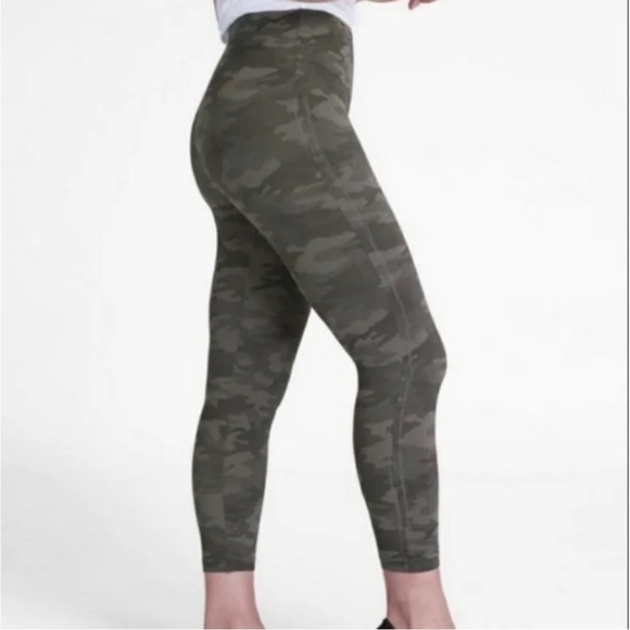 Spanx Look At Me Now Crop Capri Seamless Leggings Green Camo XLarge - Picture 2 of 11